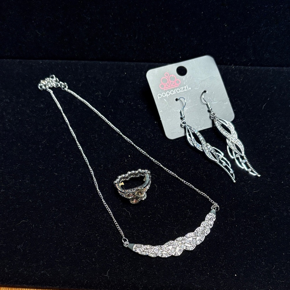 Paparazzi Silver Leaf Necklace and Earring Set